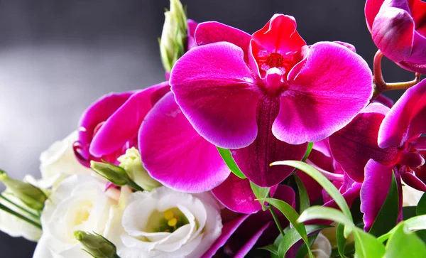 Komposition Mit Bouquet Von Frisch Geschnittenen Blumen — Stockfoto