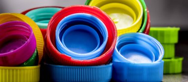 Renkli plastik şişe kapakları ile kompozisyon. Geri dönüşüm