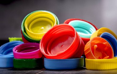 Renkli plastik şişe kapakları ile kompozisyon. Geri dönüşüm