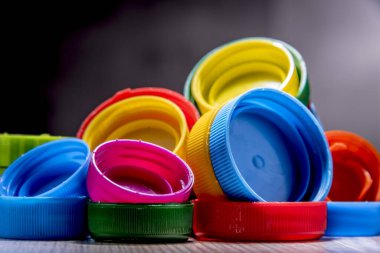 Renkli plastik şişe kapakları ile kompozisyon. Geri dönüşüm