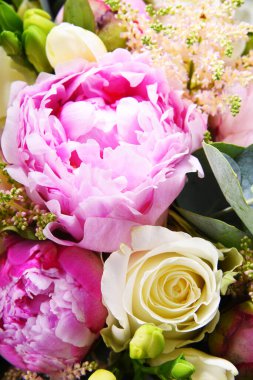 Taze kesilmiş çiçek buketiyle kompozisyon.