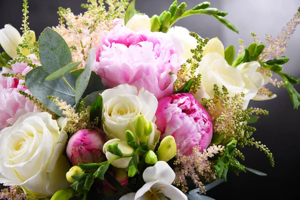 Komposition Mit Bouquet Von Frisch Geschnittenen Blumen — Stockfoto