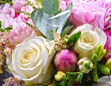 Taze kesilmiş çiçek buketiyle kompozisyon.