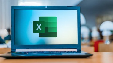 POZNAN, POL - Şubat 19, 2020: Microsoft Excel 'in dizüstü bilgisayarı, Windows, MacOS, Android ve iOS için Microsoft tarafından geliştirilen bir hesap tablosu