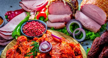 Jambon, sosis ve biftek de dahil olmak üzere çeşitli et ürünleriyle kompozisyon
