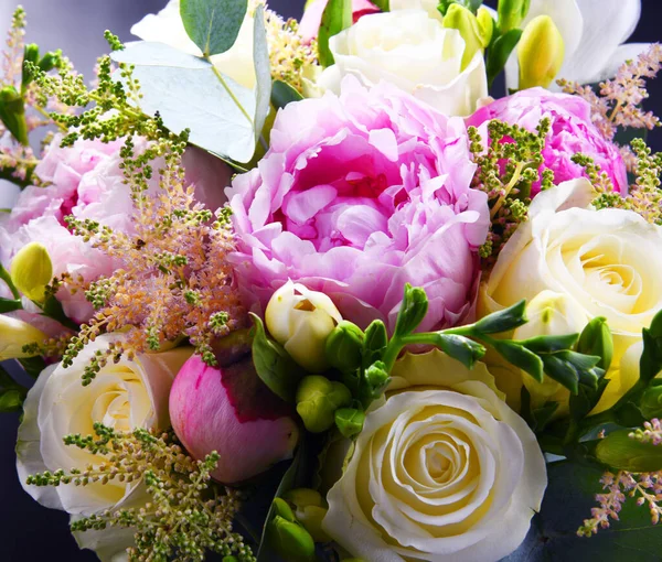 Samenstelling Met Boeket Van Vers Gesneden Bloemen — Stockfoto