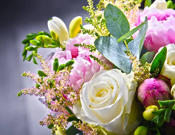 Taze Kesilmiş Çiçek Buketiyle Kompozisyon — Stok fotoğraf