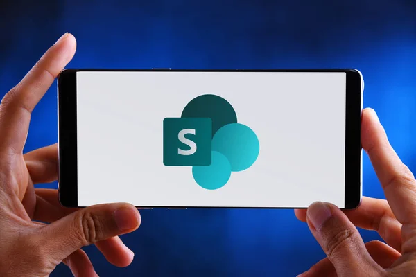 Poznan Pol Feb 2020 Mãos Segurando Smartphone Exibindo Logotipo Sharepoint — Fotografia de Stock