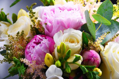 Taze kesilmiş çiçek buketiyle kompozisyon.