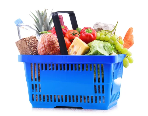 Plastový Nákupní Košík Nejrůznějších Potravinářských Produktů Izolované Bílém — Stock fotografie