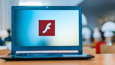 Poznan, Pol - 22 Şubat 2020: Animasyon yapımında kullanılan eski bir çokluortam yazılım platformu olan Adobe Flash 'ın dizüstü bilgisayar logosu