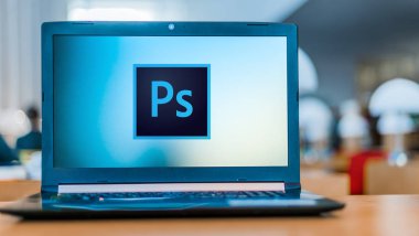 Poznan, Pol - 22 Şubat 2020: Adobe Inc. tarafından geliştirilen ve yayınlanan bir raster grafik editörü olan Adobe Photoshop 'un logosu dizüstü bilgisayarda gösteriliyor