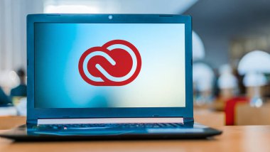 Poznan, Pol - 22 Şubat 2020: Adobe Yaratıcı Bulut 'un amblemini gösteren dizüstü bilgisayar, Adobe Sistemleri' nden bir dizi uygulama ve hizmet