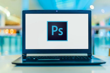 Poznan, Pol - 22 Şubat 2020: Adobe Inc. tarafından geliştirilen ve yayınlanan bir raster grafik editörü olan Adobe Photoshop 'un logosu dizüstü bilgisayarda gösteriliyor