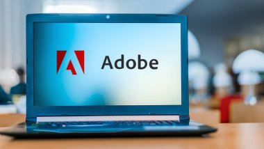 Poznan, Pol - 22 Şubat 2020: Merkezi San Jose, Kaliforniya 'da bulunan çok uluslu bir bilgisayar yazılım şirketi olan Adobe Inc.' in logosunu gösteren dizüstü bilgisayar