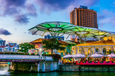 Singapur - 3 Mart 2020: Günbatımından sonra Clarke Quay, Singapur 'un popüler gece hayatı bölgesi