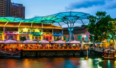 Singapur - 3 Mart 2020: Günbatımından sonra Clarke Quay, Singapur 'un popüler gece hayatı bölgesi