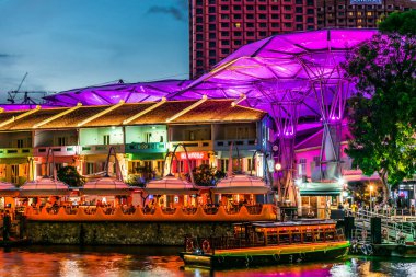 Singapur - 3 Mart 2020: Günbatımından sonra Clarke Quay, Singapur 'un popüler gece hayatı bölgesi