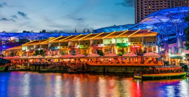Singapur - 3 Mart 2020: Günbatımından sonra Clarke Quay, Singapur 'un popüler gece hayatı bölgesi