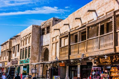 Doha, Katar - 27 Şubat 2020: Katar 'ın Doha kentinde popüler turizm merkezi Souq Waqif' in geleneksel mimarisi