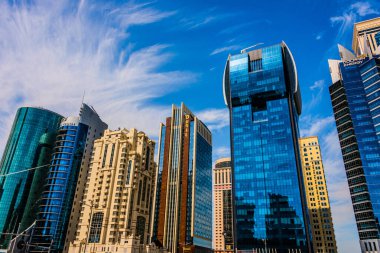 Doha, Katar - 25 Şubat 2020: Doha, Katar şehir merkezinin modern iş mimarisi