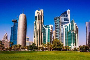 Doha, Katar - 25 Şubat 2020: Doha, Katar şehir merkezinin modern iş mimarisi