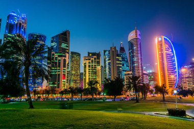 Doha, Katar - 26 Şubat 2020: Doha, Katar 'ın şehir merkezi gün batımından sonra