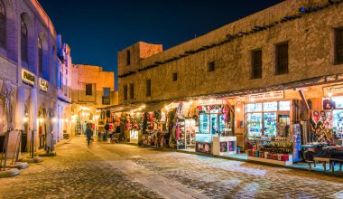 Doha, Katar - 27 Şubat 2020: Katar 'ın Doha kentinde popüler turizm merkezi Souq Waqif' in geleneksel mimarisi