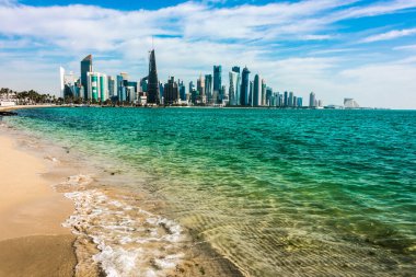 Doha, Katar - 25 Şubat 2020: Doha, Katar 'ın şehir merkezi rıhtımı