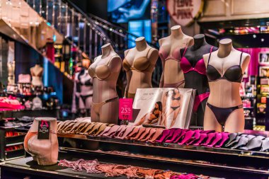 Singapur - 4 Mart 2020: Victoria 's Secret mağazasının içi, Amerikalı bir tasarımcı, üretici ve kadın iç çamaşırı, kadın giyim ve güzellik ürünleri pazarlamacısı.