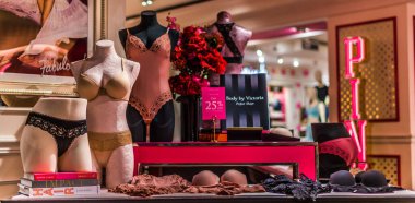 Singapur - 4 Mart 2020: Victoria 's Secret mağazasının içi, Amerikalı bir tasarımcı, üretici ve kadın iç çamaşırı, kadın giyim ve güzellik ürünleri pazarlamacısı.