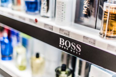 Singapur - 5 Mart 2020: Hugo Boss 'un bir mağaza rafındaki parfüm şişeleri