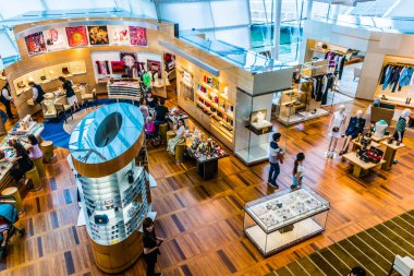 Singapur - 3 Mart 2020: Singapur 'daki Marina Bay Sands alışveriş merkezindeki Louis Vuitton moda evi