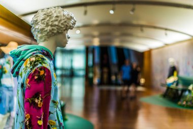 Singapur - 3 Mart 2020: Singapur 'daki Marina Bay Sands alışveriş merkezindeki Louis Vuitton moda evi