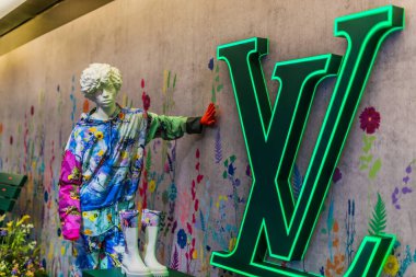 Singapur - 3 Mart 2020: Singapur 'daki Marina Bay Sands alışveriş merkezindeki Louis Vuitton moda evi