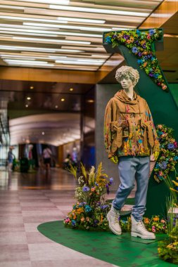 Singapur - 3 Mart 2020: Singapur 'daki Marina Bay Sands alışveriş merkezindeki Louis Vuitton moda evi