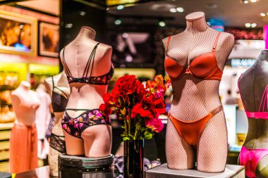 Singapur - 4 Mart 2020: Victoria 's Secret mağazasının içi, Amerikalı bir tasarımcı, üretici ve kadın iç çamaşırı, kadın giyim ve güzellik ürünleri pazarlamacısı.