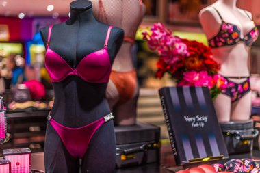 Singapur - 4 Mart 2020: Victoria 's Secret mağazasının içi, Amerikalı bir tasarımcı, üretici ve kadın iç çamaşırı, kadın giyim ve güzellik ürünleri pazarlamacısı.