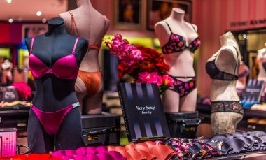 Singapur - 4 Mart 2020: Victoria 's Secret mağazasının içi, Amerikalı bir tasarımcı, üretici ve kadın iç çamaşırı, kadın giyim ve güzellik ürünleri pazarlamacısı.