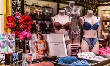 Singapur - 4 Mart 2020: Victoria 's Secret mağazasının içi, Amerikalı bir tasarımcı, üretici ve kadın iç çamaşırı, kadın giyim ve güzellik ürünleri pazarlamacısı.
