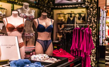 Singapur - 4 Mart 2020: Victoria 's Secret mağazasının içi, Amerikalı bir tasarımcı, üretici ve kadın iç çamaşırı, kadın giyim ve güzellik ürünleri pazarlamacısı.