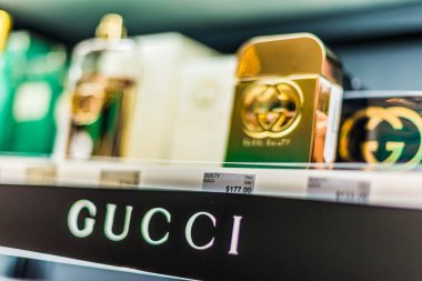 Singapur - 5 Mart 2020: Bir mağaza rafında Gucci 'nin parfüm şişeleri