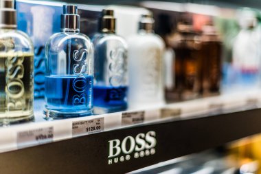 Singapur - 5 Mart 2020: Hugo Boss 'un bir mağaza rafındaki parfüm şişeleri