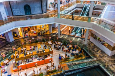 Singapur - Mar 2, 2020: Singapur 'daki Marina Bay Sands Dükkanlarının İçi