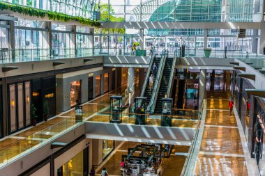 Singapur - Mar 2, 2020: Singapur 'daki Marina Bay Sands Dükkanlarının İçi