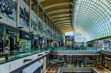 Singapur - Mar 2, 2020: Singapur 'daki Marina Bay Sands Dükkanlarının İçi