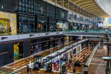 Singapur - Mar 2, 2020: Singapur 'daki Marina Bay Sands Dükkanlarının İçi