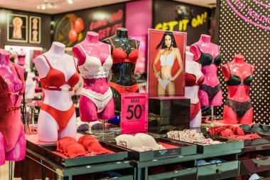 Singapur - 5 Mart 2020: La Senza mağazasının içi, Kanadalı bir moda perakendecisi kadın iç çamaşırı ve samimi giysiler satıyor.