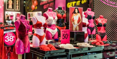 Singapur - 5 Mart 2020: La Senza mağazasının içi, Kanadalı bir moda perakendecisi kadın iç çamaşırı ve samimi giysiler satıyor.