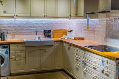 Singapur - Mar 4, 2020: Mobilya ve ev eşyaları tasarlayan ve satan çok uluslu bir grup olan Ikea mağazasının içi